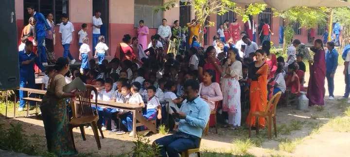 राष्ट्रिय  बाल दिवस : आरुघाट गोरखाबाट खटिएका प्रहरी टोलीद्वारा हाते पर्चा वितरण